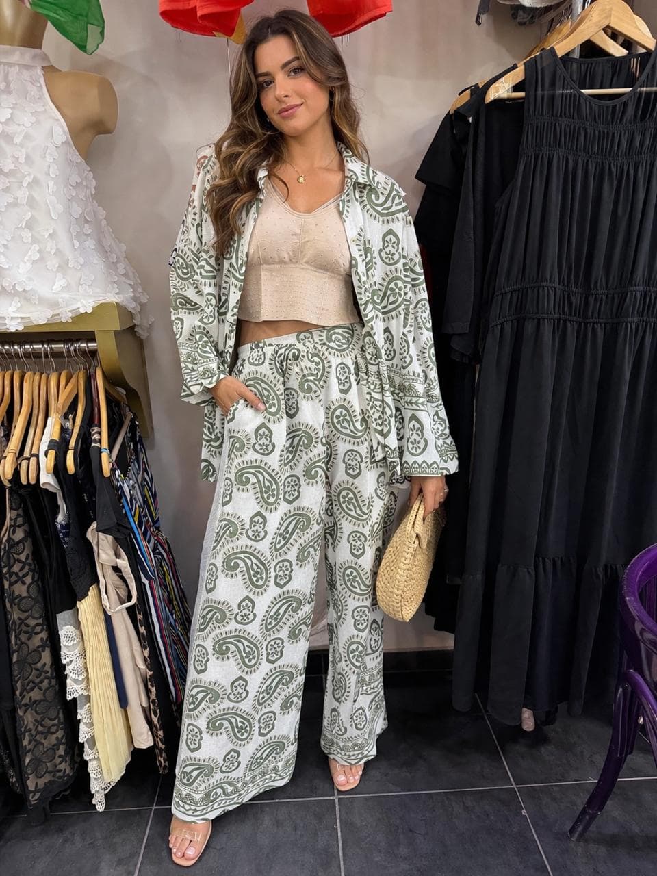 Top rosa pálido y pantalón beige
